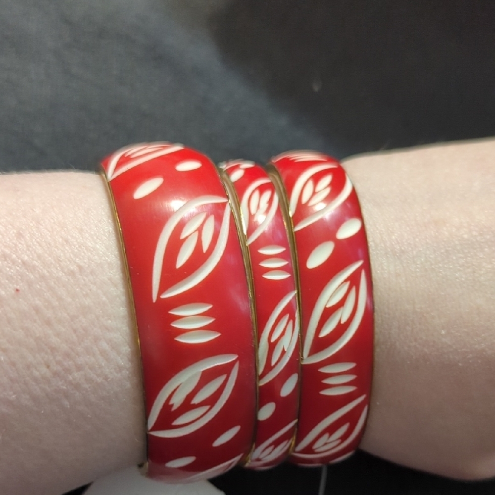 Gold Tone Red and White Carved Leaf Design Bangle Statement Bracelet - Set of 3
